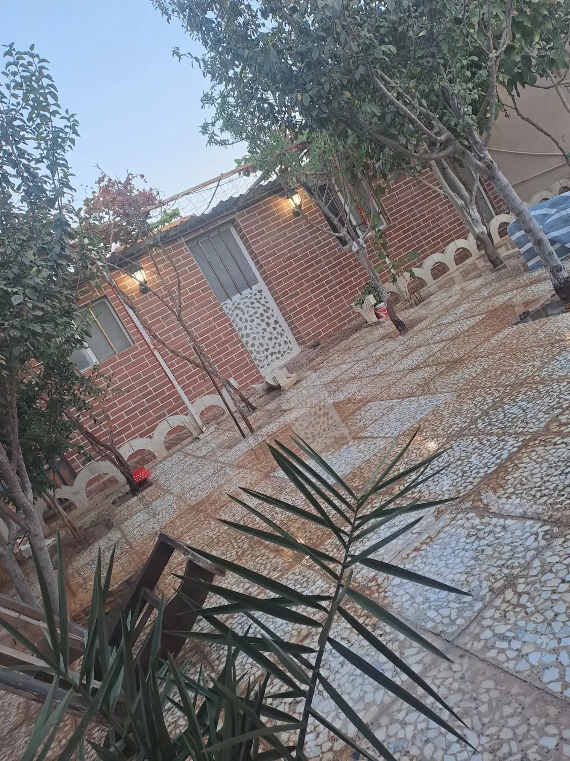 یک باغچه ۱۰۰متری نقلی با قیمت مناسب