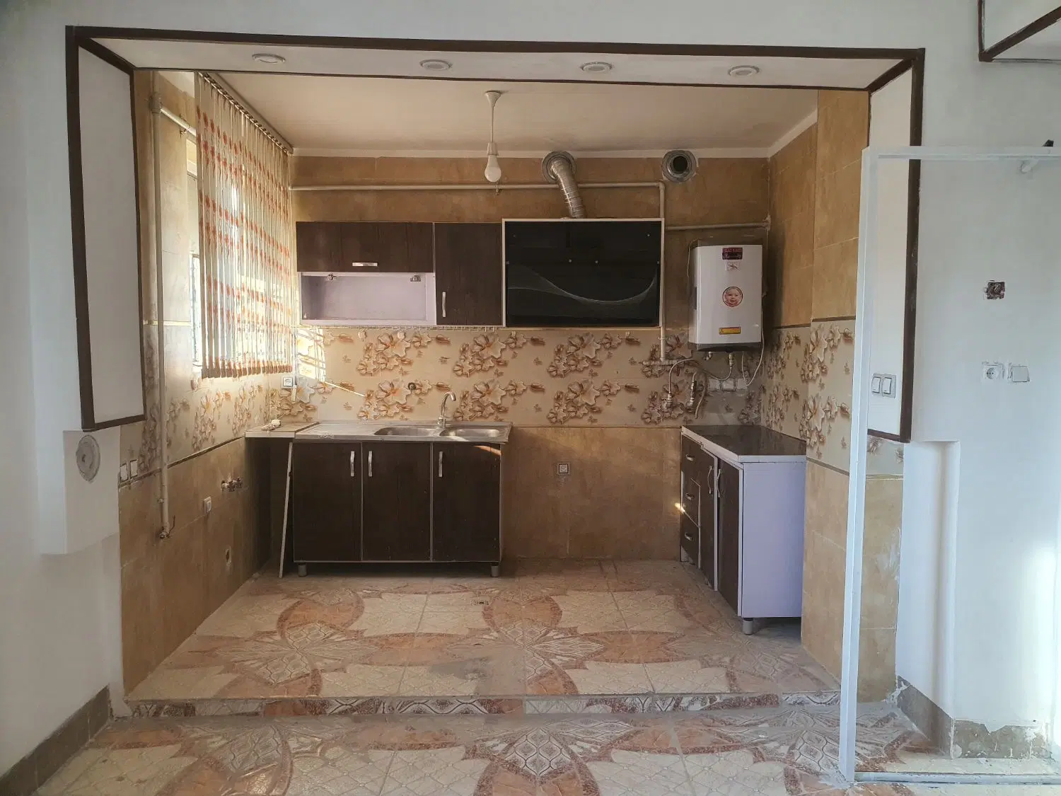 منزل مسکونی طبقه دوم دو خوابه شیک