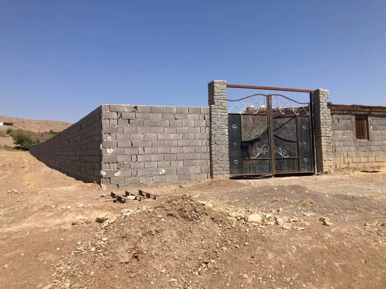 زمین چهاردیواری شده دشت لوئین