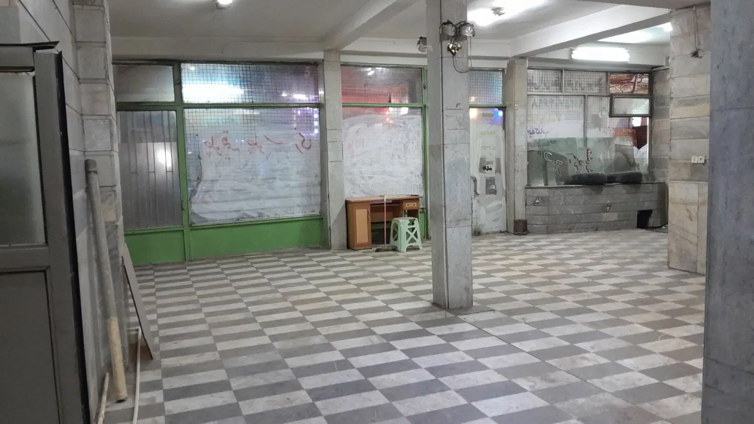 650. متر تجاری  دارای برق آب گاز