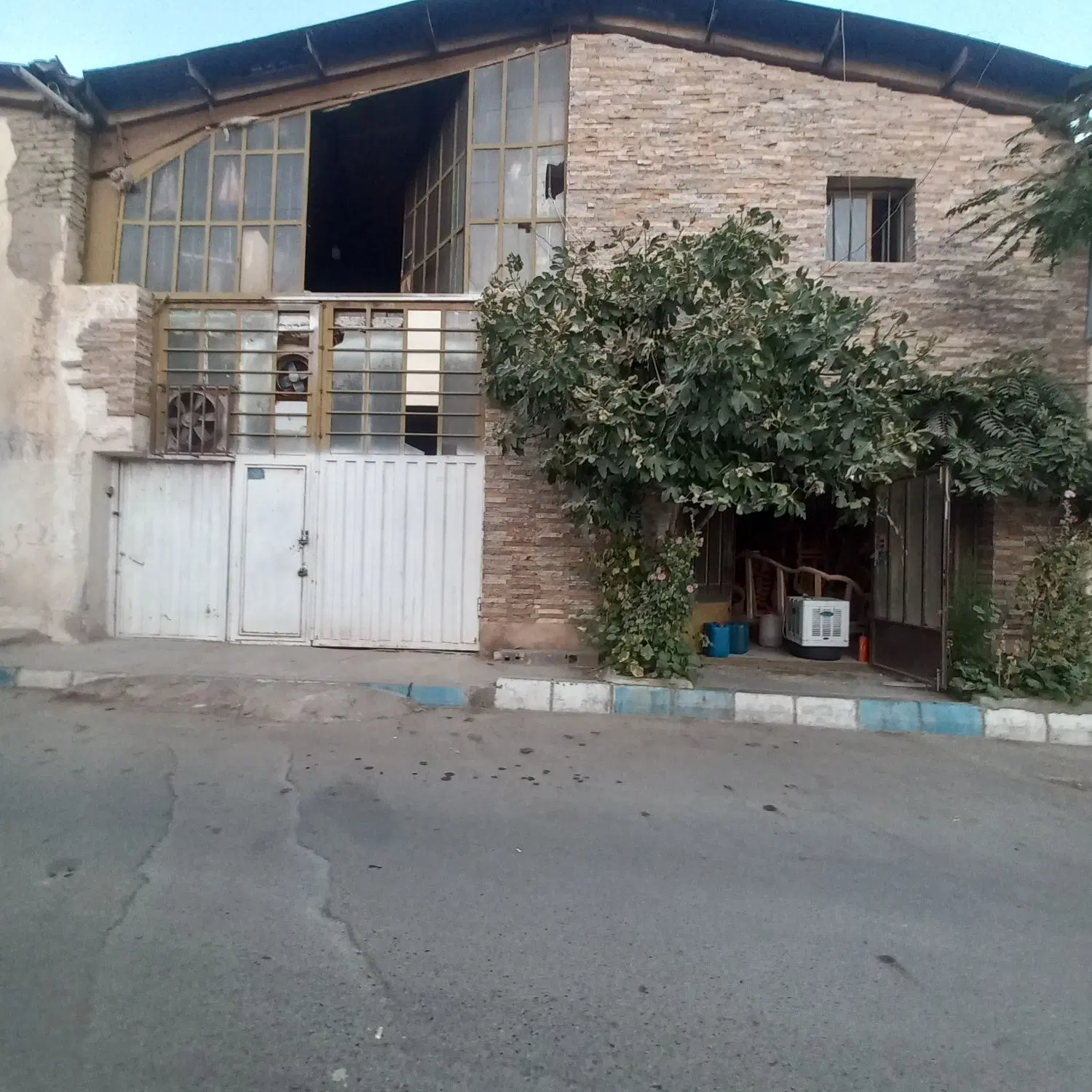 ۴۰۰ متر سوله سند دار  سیاهسنگ میدان مادر