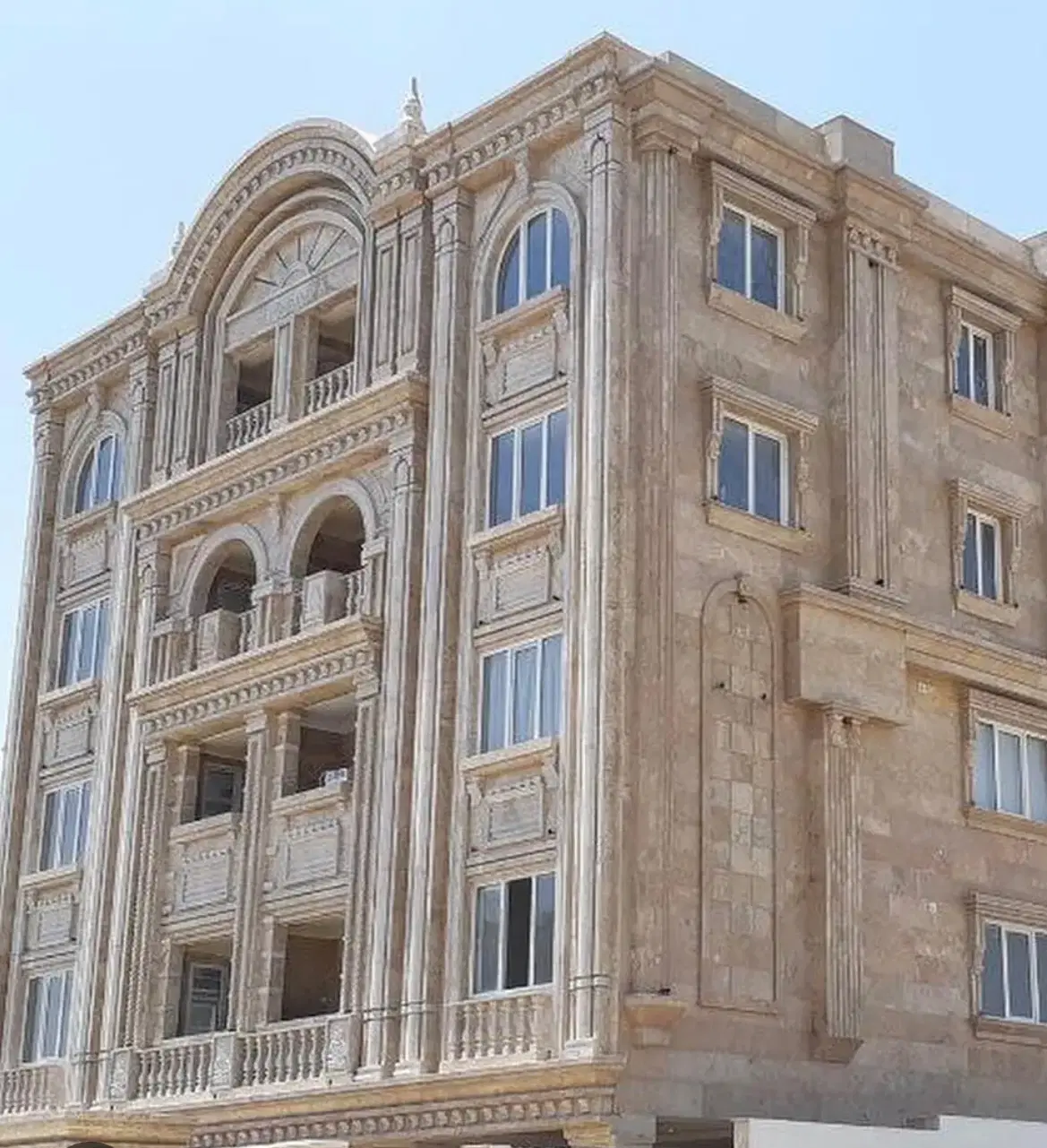 خانه ویلایی گل زنبق بر خیابان
