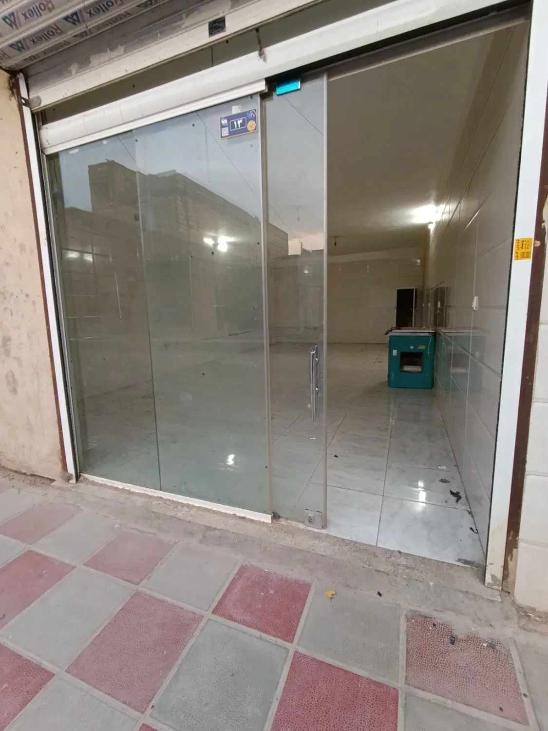 یه باب مغازه ۶۰ متری