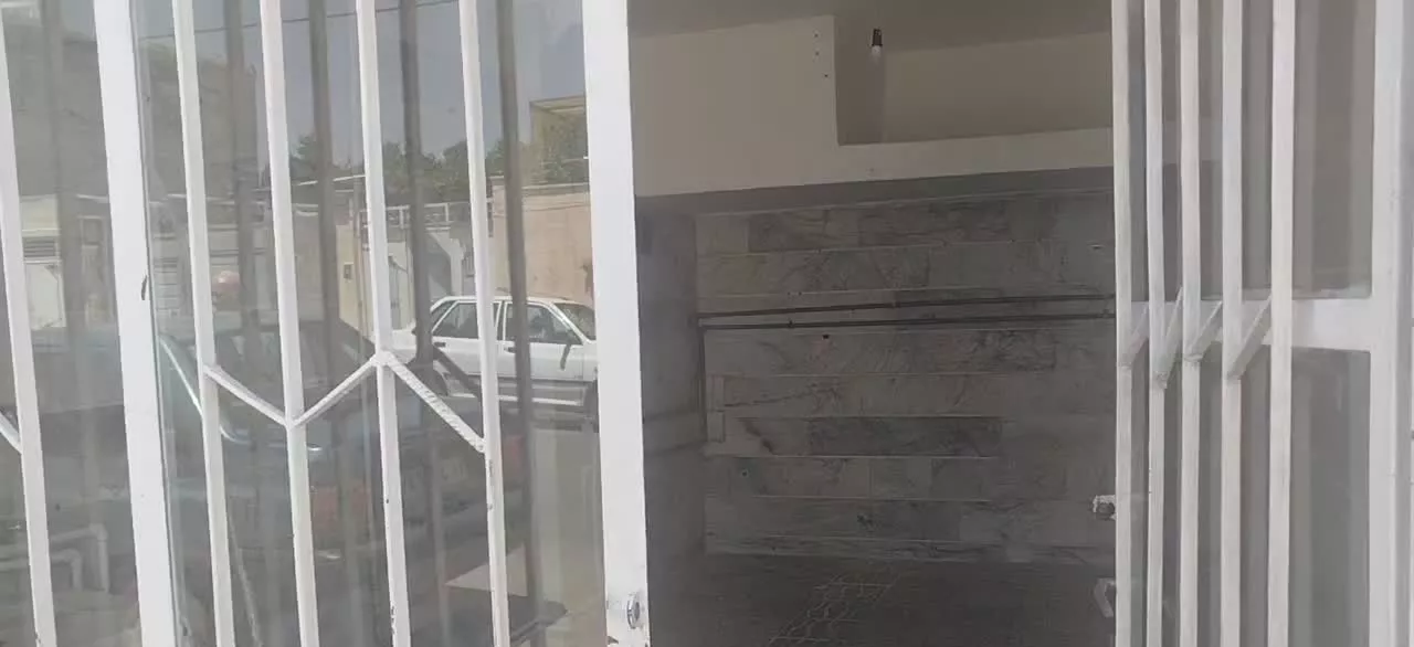 یک باب مغازه شیک تمیز دارای  آب برق گاز