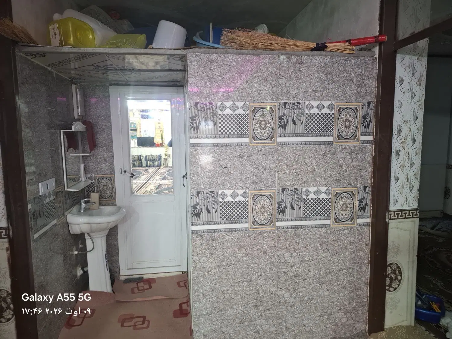 خونه فروشه گوشه نزدیک جاده اصلی