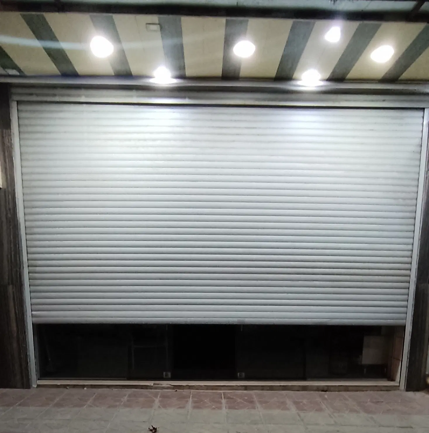 مغازه بر خیابان عمان