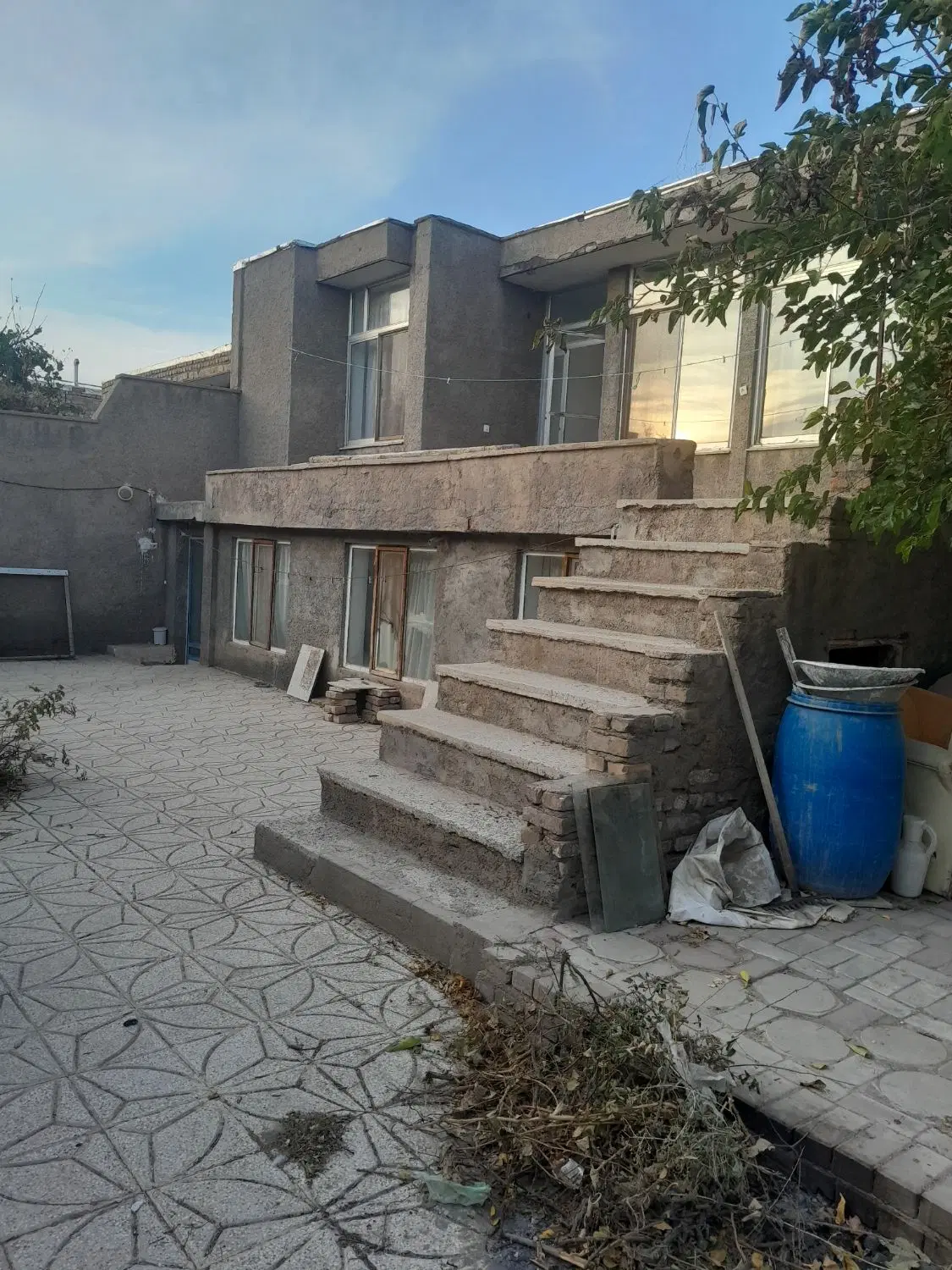 یک باب منزل به متراژ ۲۵۰ متر و سه قطعه زمین