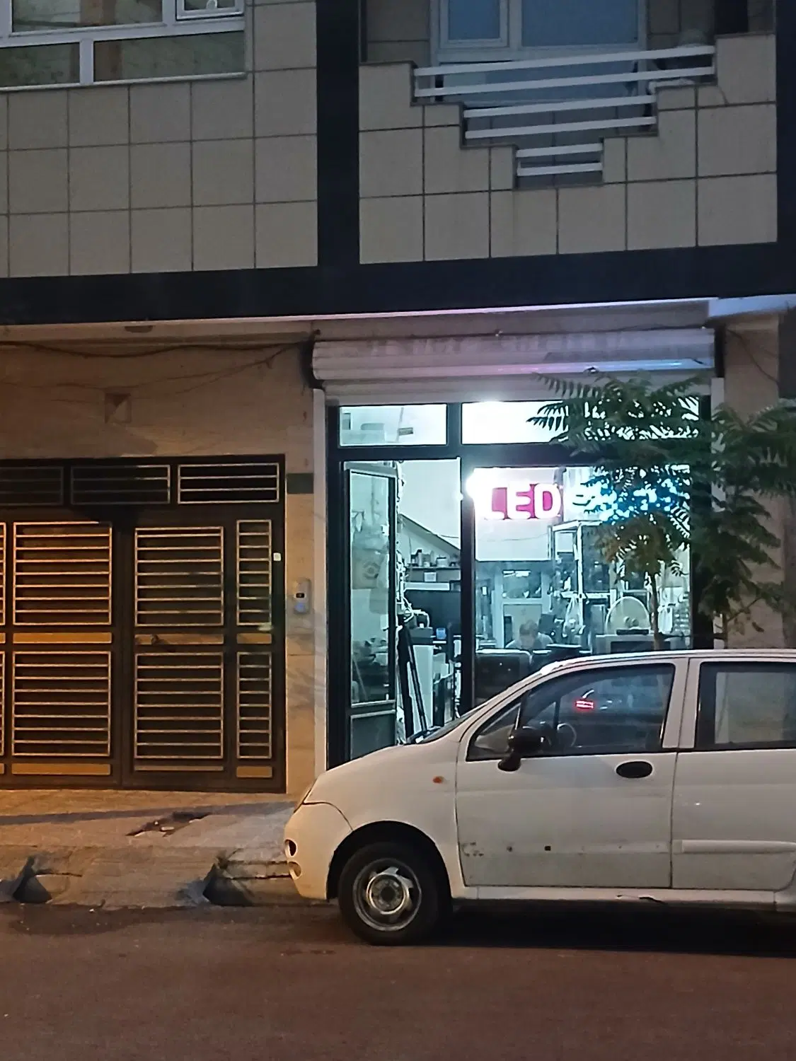 فروش یک دهنه مغازه ۴۴متری ۱۰سال ساخت