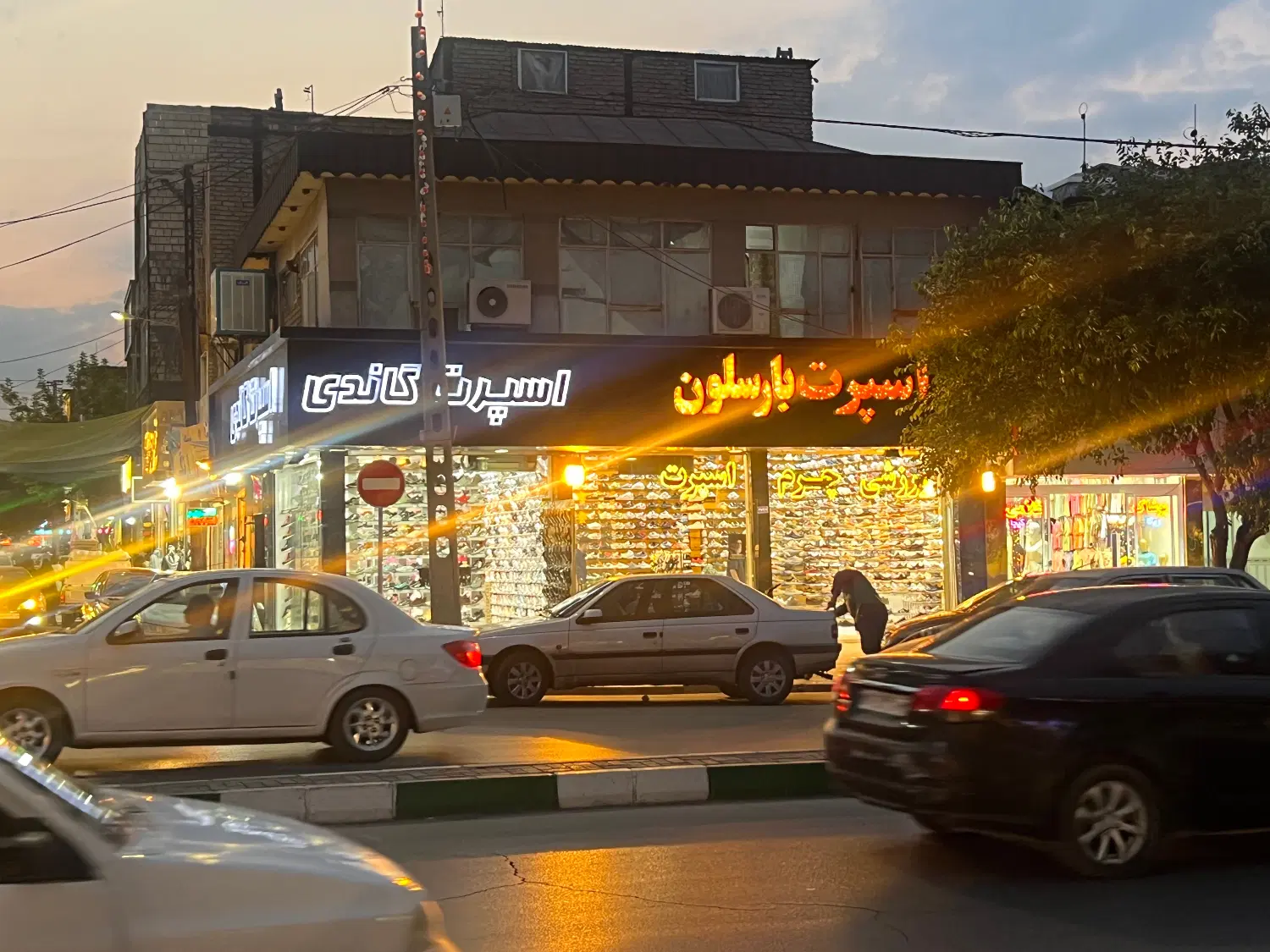 ۳دربند مغازه تجاری بفروش میرسد
