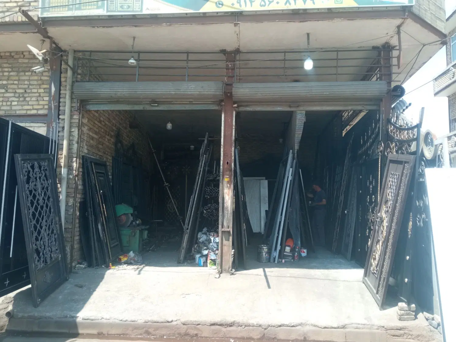 ساختمان و مغازه تجاری دو نبش