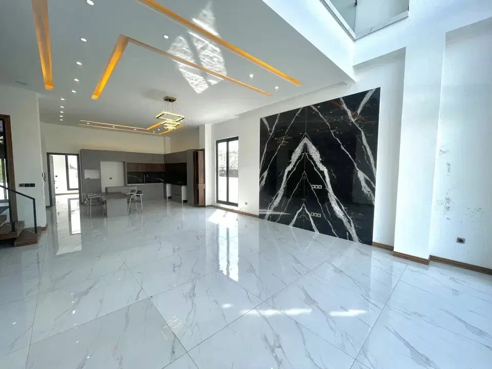 شاهکار معماری لوکس با روف‌گاردن جنگلی و ویوی ابدی