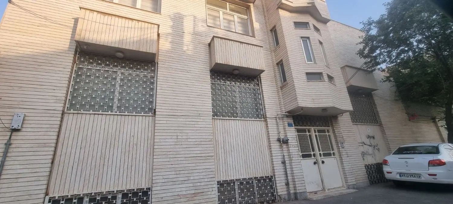 فروش ساختمان ۳ طبقه باجک۱