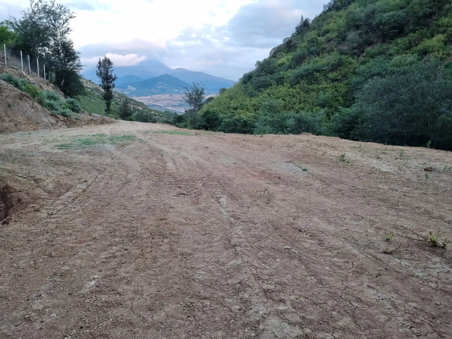 زمین ۲۰۰۰متری دارای مجوز شیلات رستم اباد