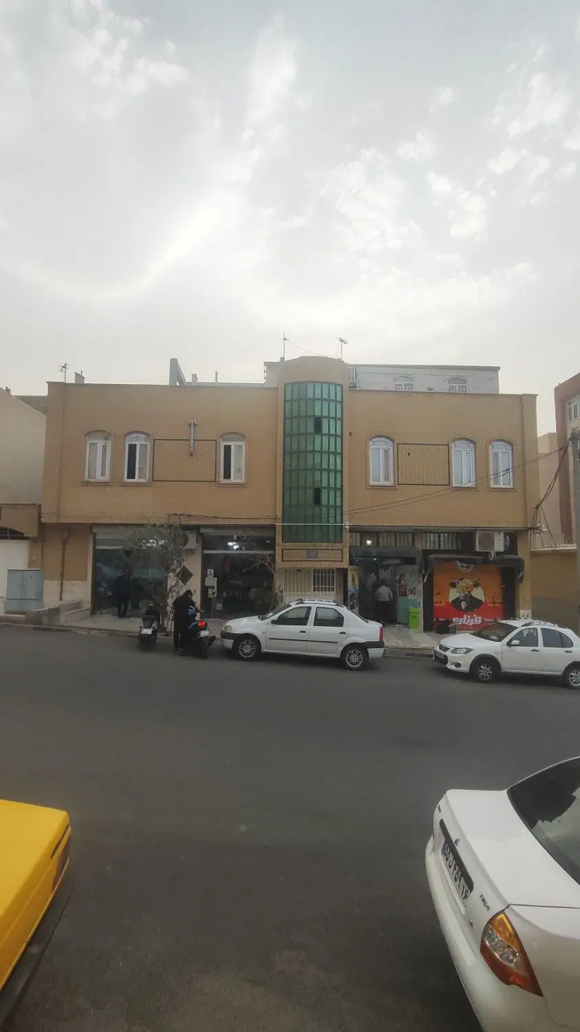 فروش ساختمان بر خیابان ش.زارع بنیاد(تجاری+ مسکونی)