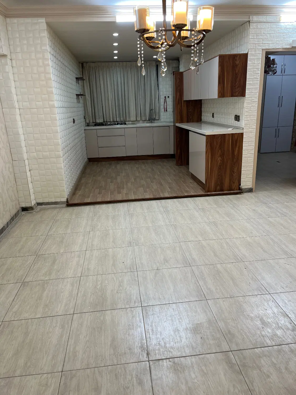 آپارتمان با پارکینگ و آسانسور و انباری