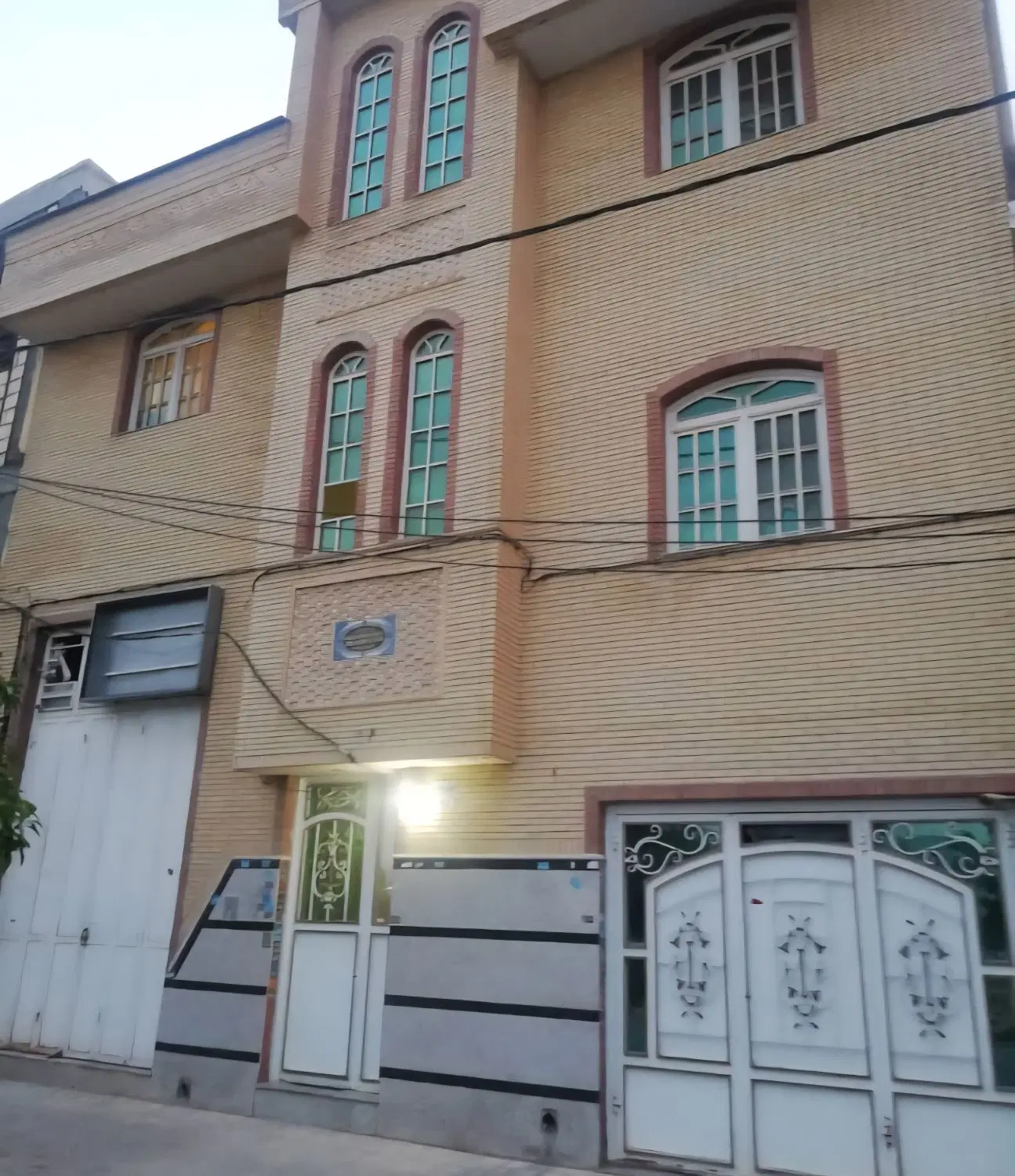 خانه ویلایی ۲طبقه با یک مغازه
