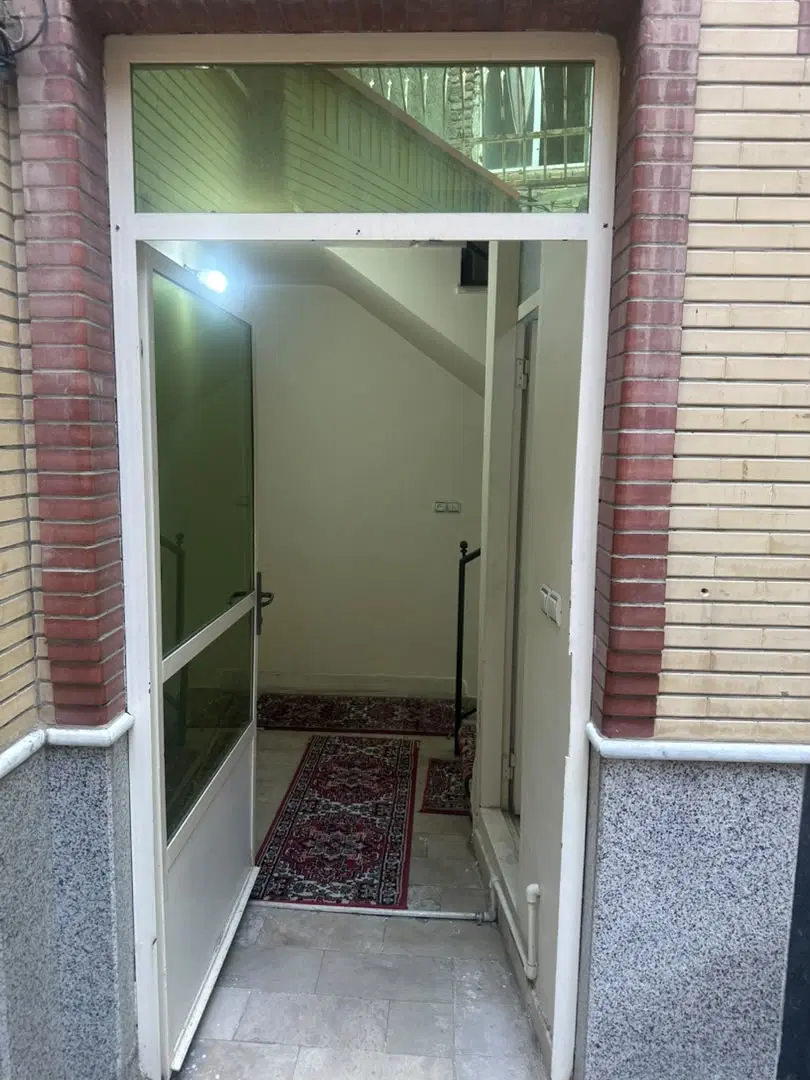 یک واحد طبقه اول در نزدیک پل سجادیه