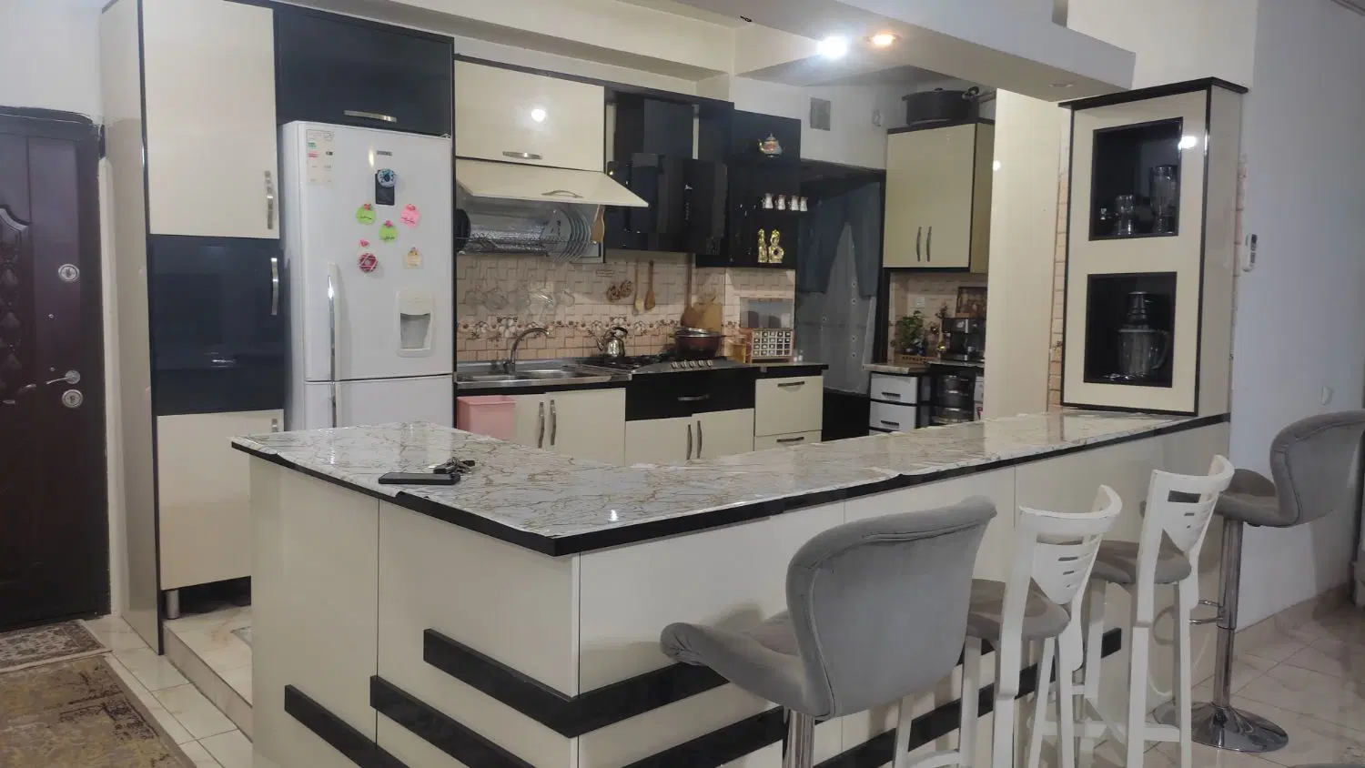 واحد 126متری در بحرعمارت ،غرق نور ،فول امکانات