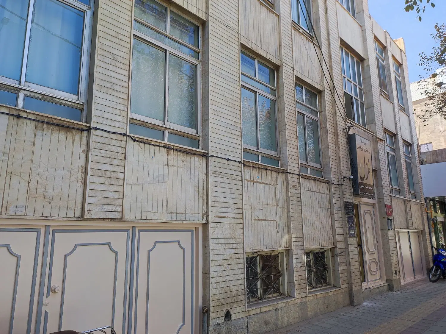 اجاره یک پارکینگ تجاری لب بلوار مناسب مغازه