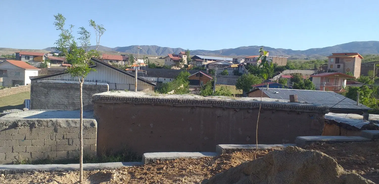 ملک با بنای قدیمی