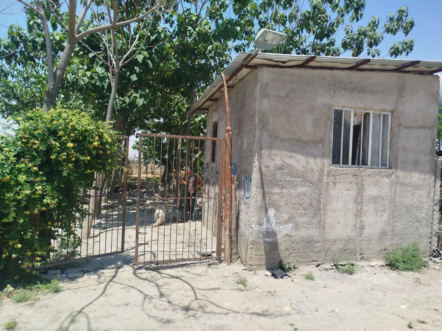 اجاره حیاط همراه آب برق سه فاز  نگهبان 24 ساعته