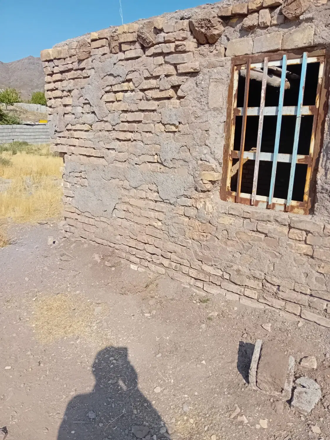 اتاق وزمین اتاق در کوهستان کهن زارچ