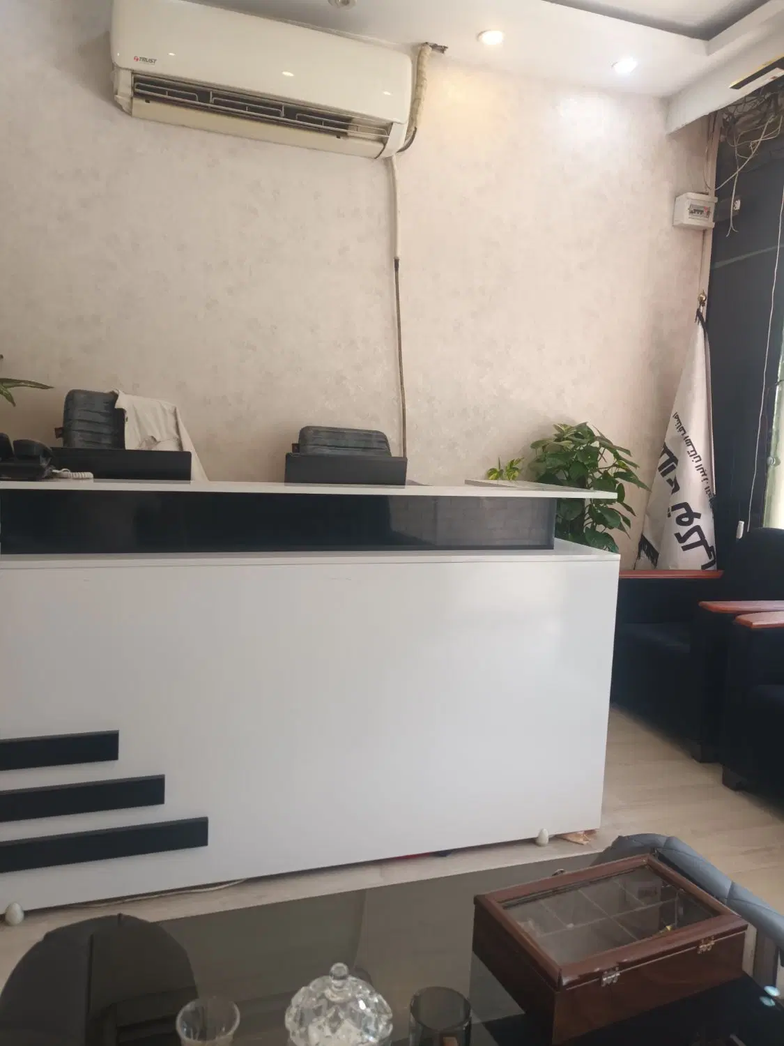 اداری  ۸۰ متری بر درختی