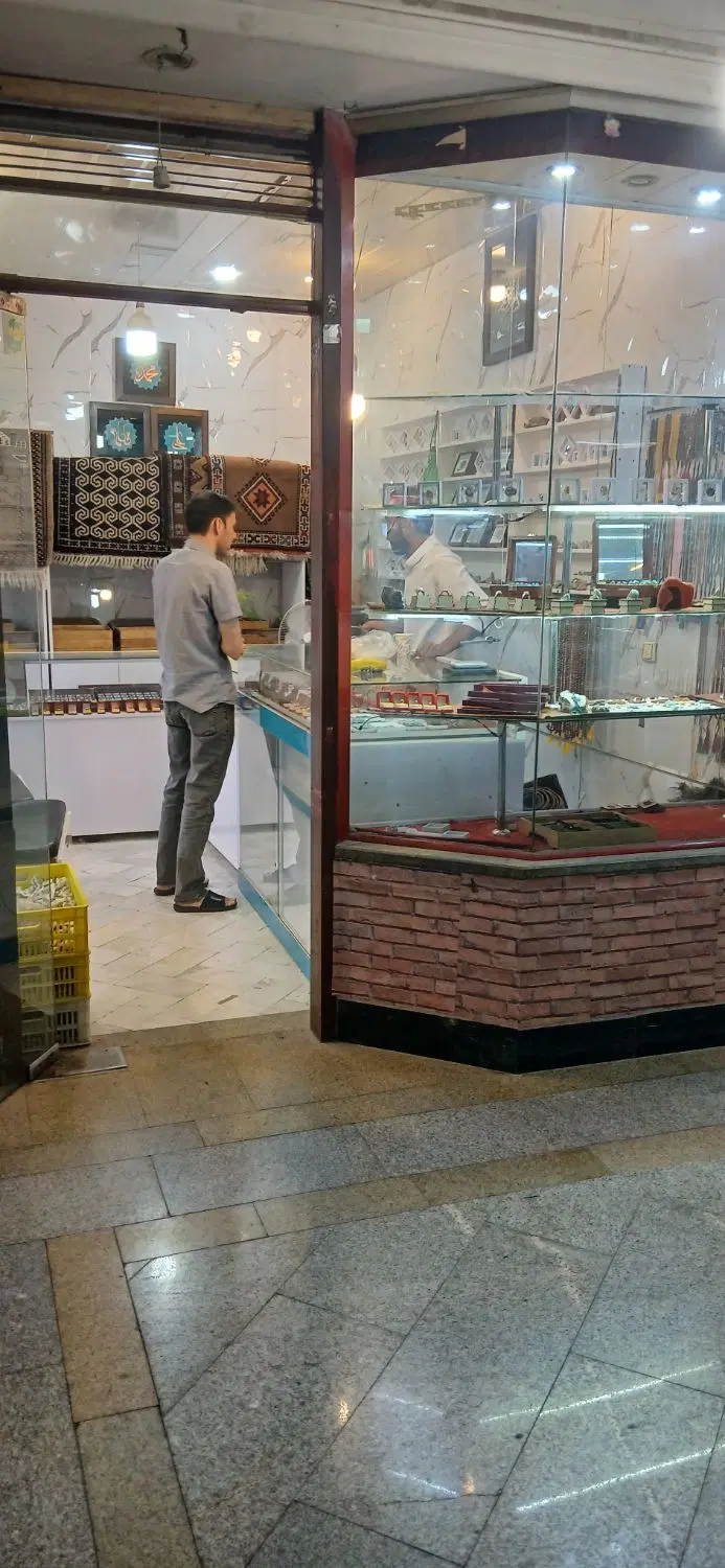 مغازه فروشی داخل بازار مرکزی