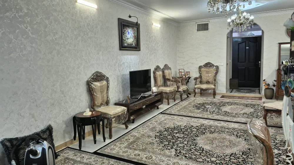 واحد ۹۵ متری طبقه دوم خیابان امام شهیدحسنی