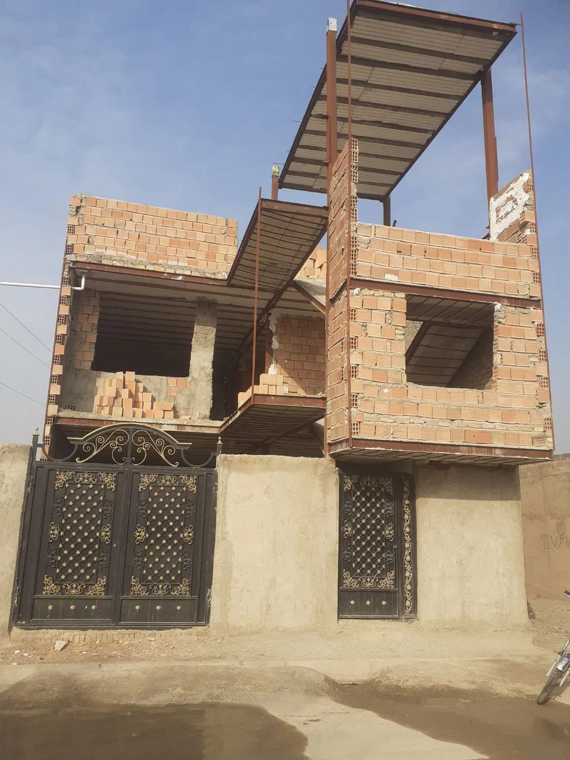 خونه دوطبقه نیمه کاره