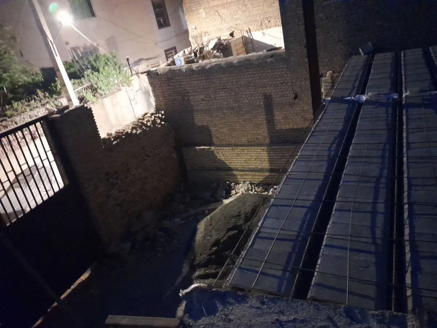 ساختمان نیمه کاره