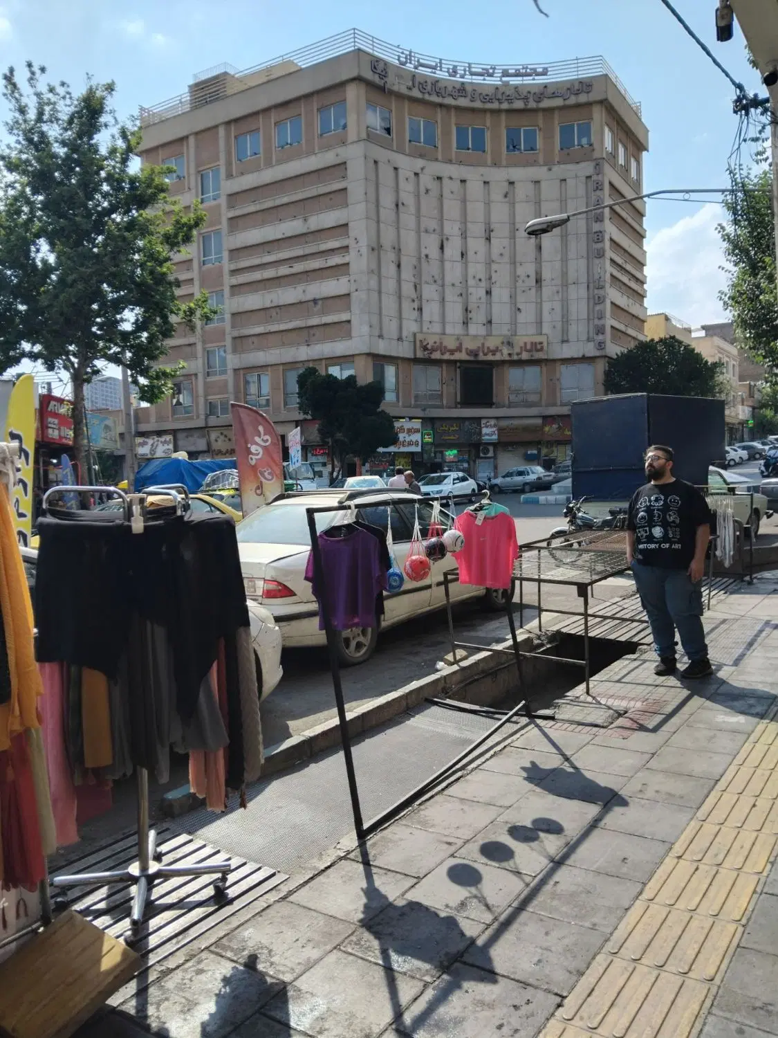 مغازه 80 متر شمیران نو بر خیابان وارباز  جنب میدان