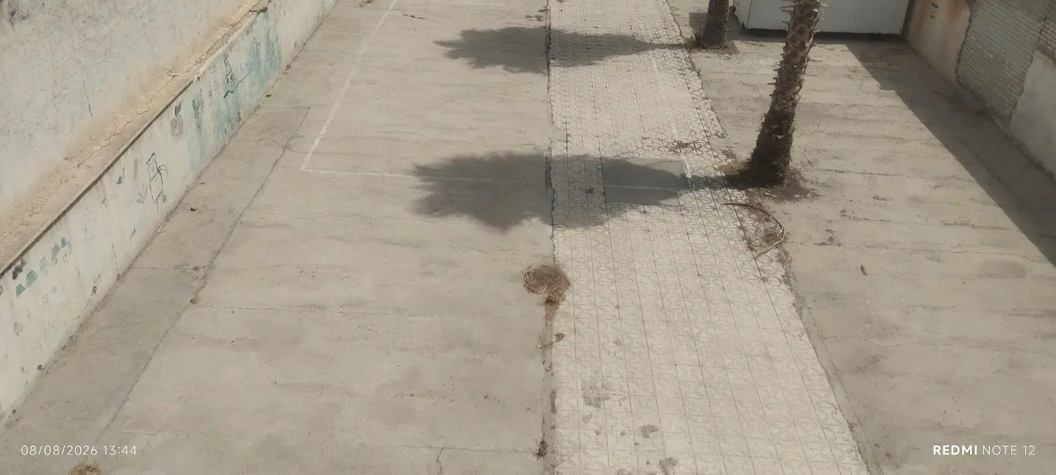 ساختمان بزرگ . ۱۱ اتاق .