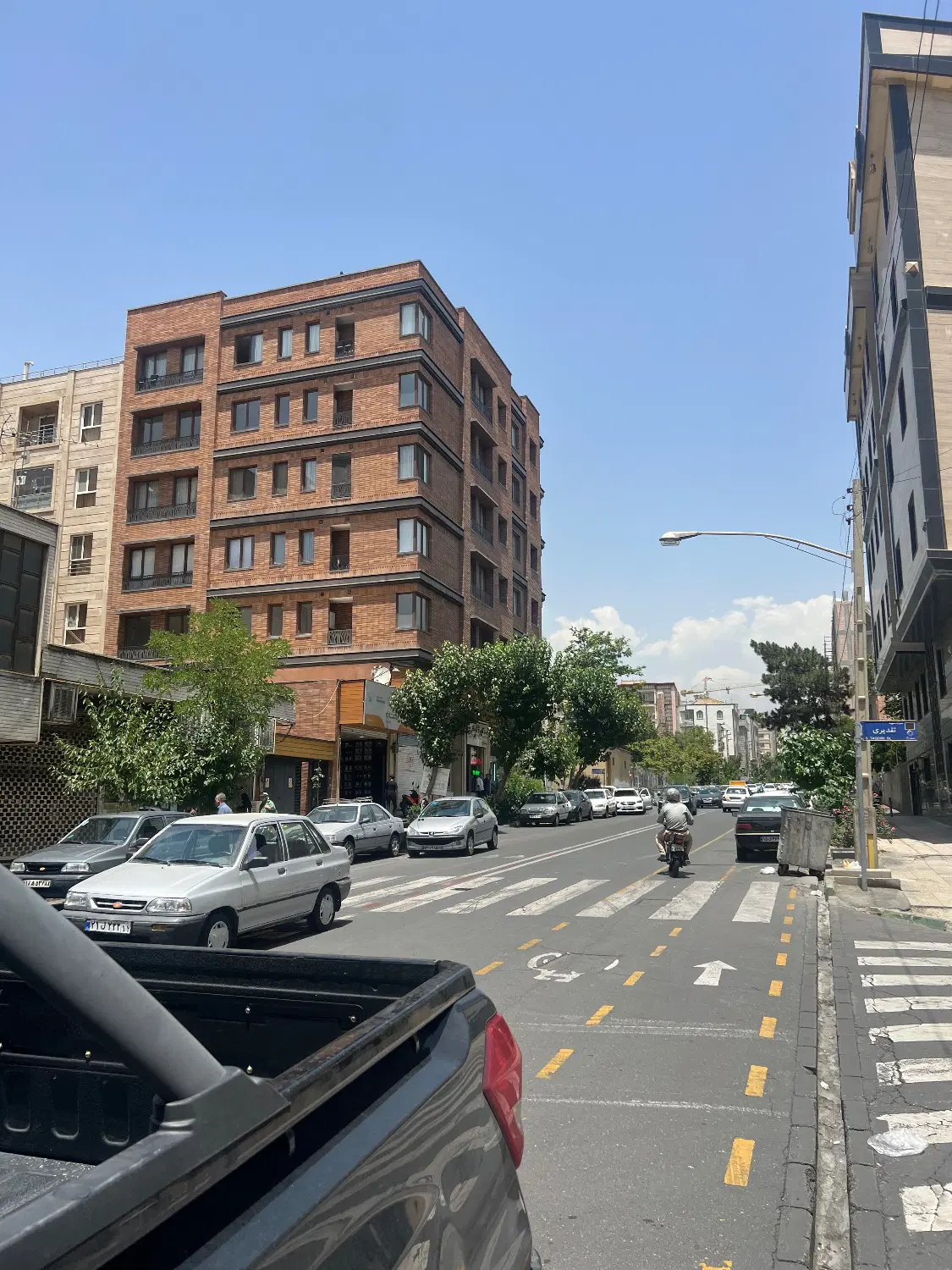 یک باب مغازه ۵۰متری خیابان اصلی با ارتفاع بلند