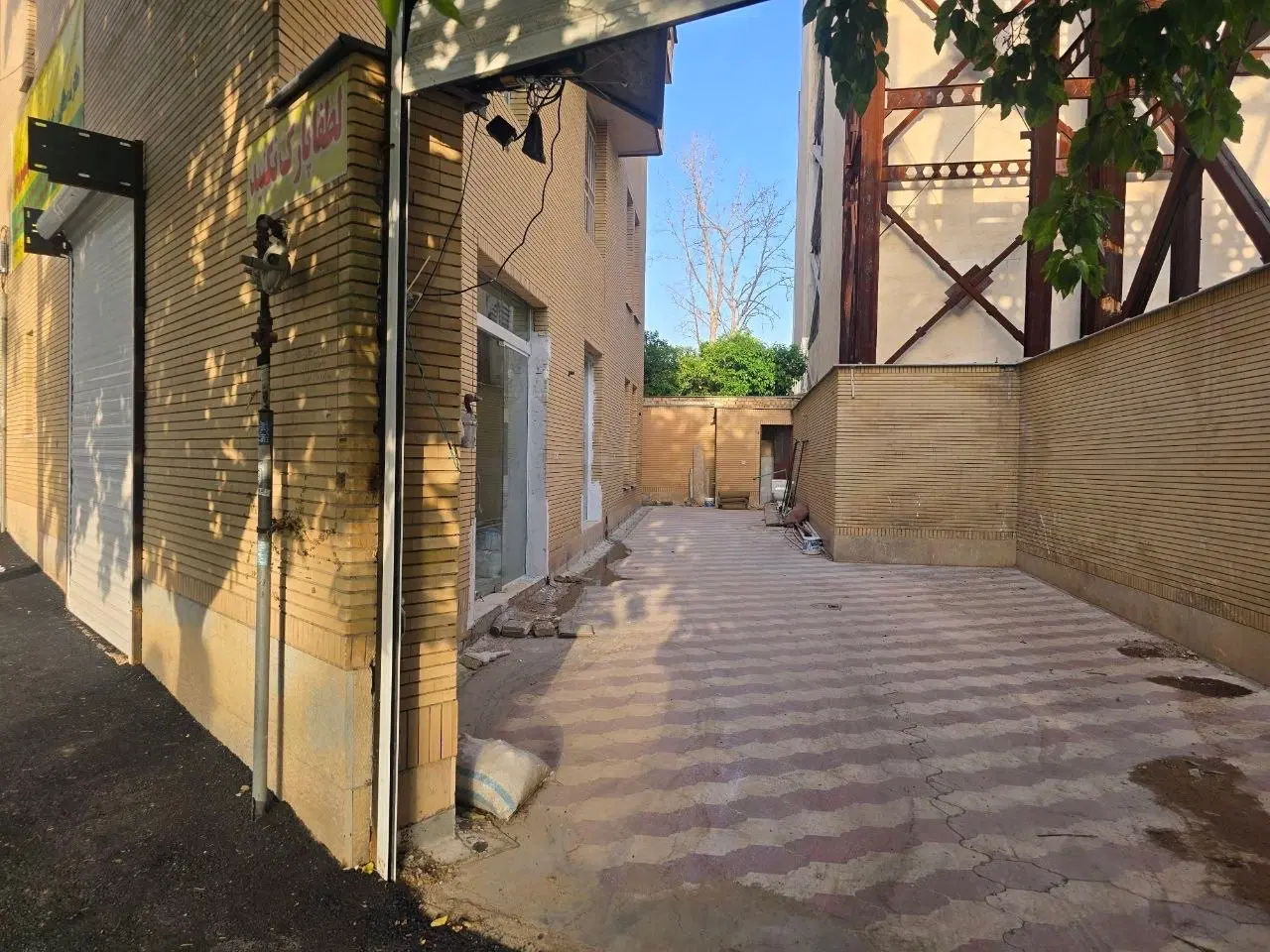 تجاری بر فلکه ابیوردی ۱
