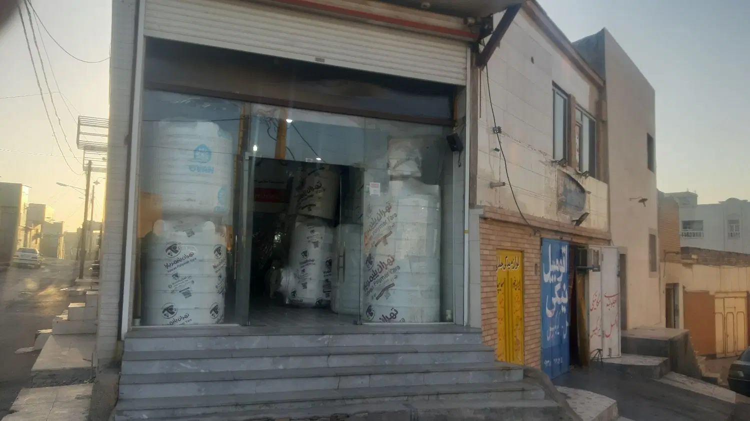 سه باب مغازه دروازه کنارزیرگذرخلیج فارس