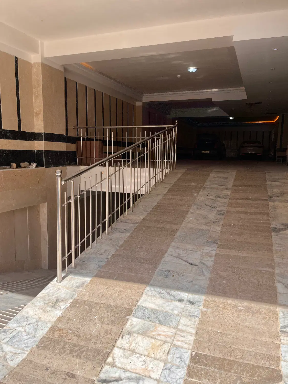 فروش واحد ۱۰۰ متری سند دار پارکینگ اختصاصی سرقنات