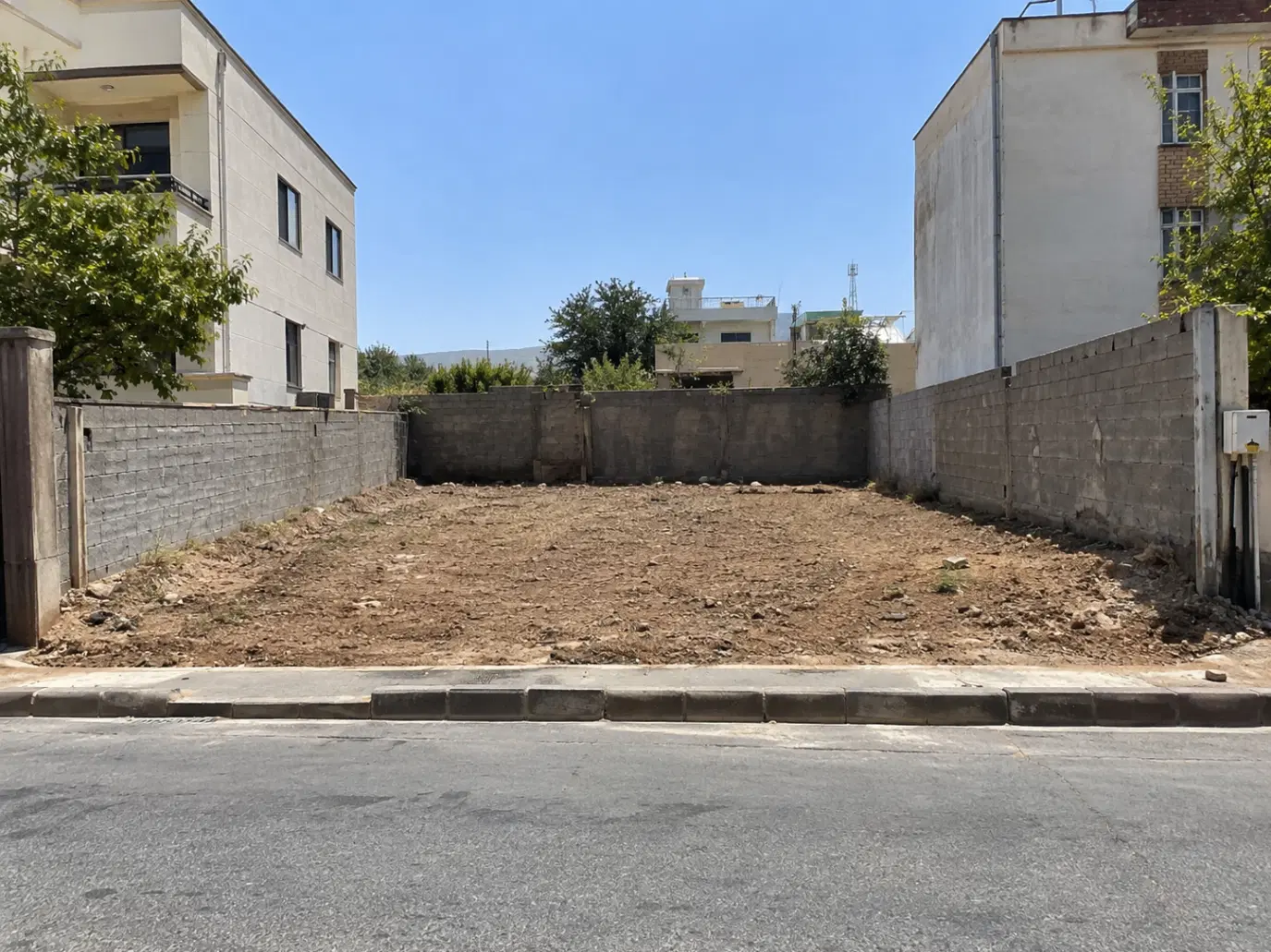 زمین ۳۲هکتاری درب ساختمان