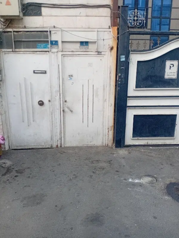 زیر زمین کارگاهی یا دفتر کار یا انباز