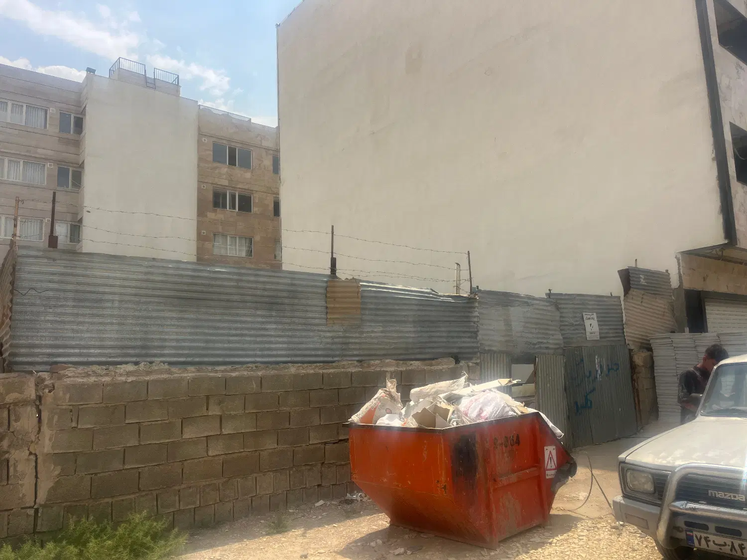زمین مسکونی درب ساختمان