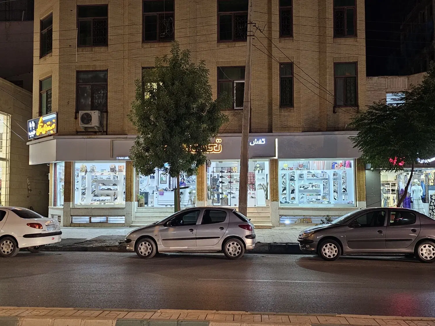 مغازه های تجاری دونبش خیابان امام جمعه ۱۰