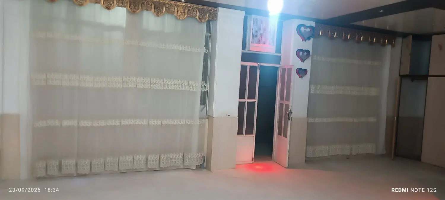 منزل همکف ،نوسازدوخواب حیاط وپارکینگ دارد  آزادشهر