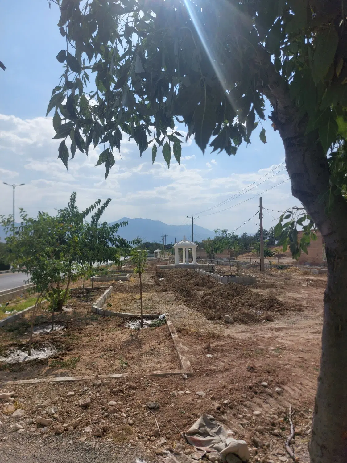 یک قطعه زمین با مجوز ساخت کارخانه