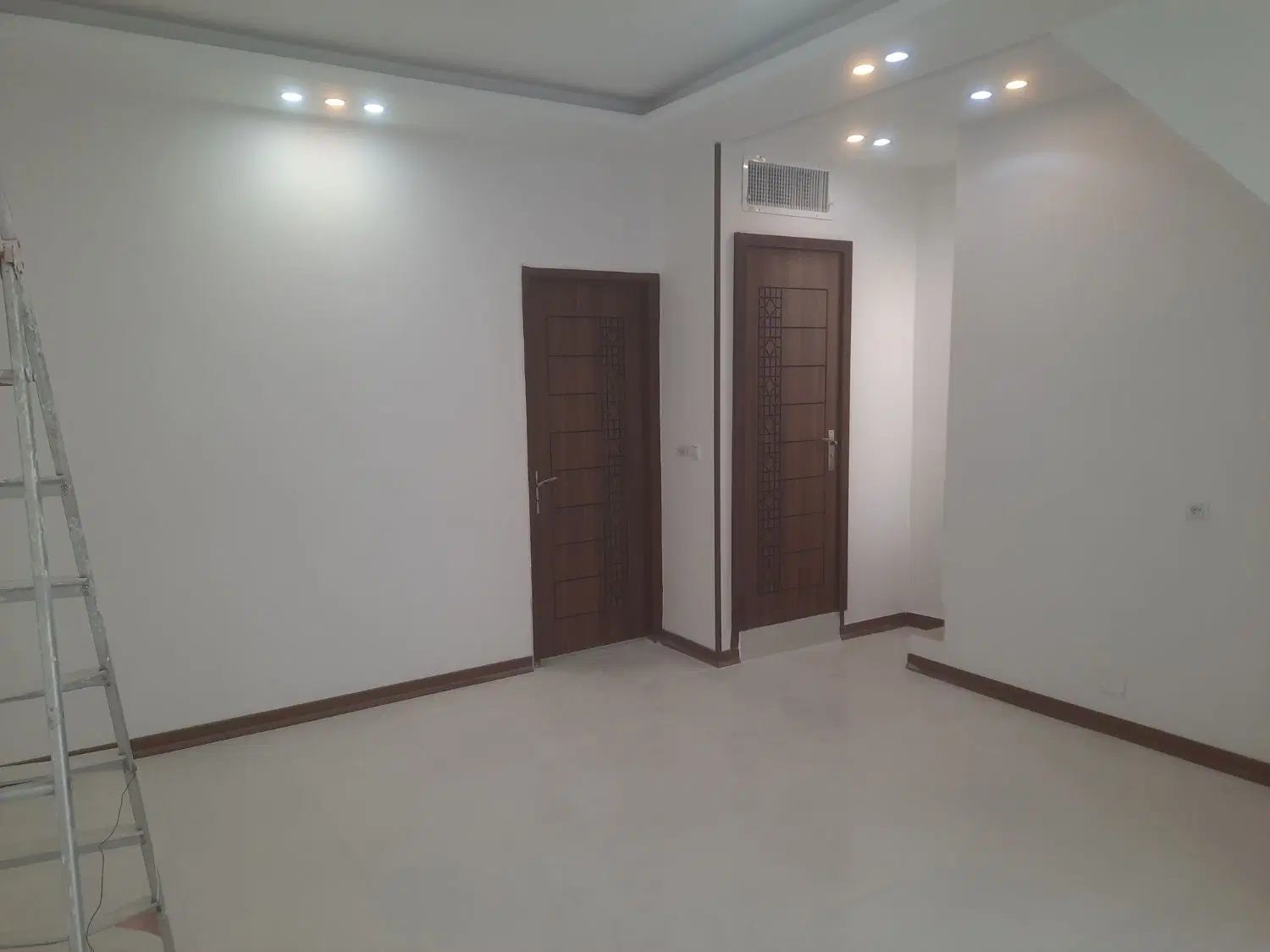 منزل ۲ طبقه دربست  لوکیشن خوب