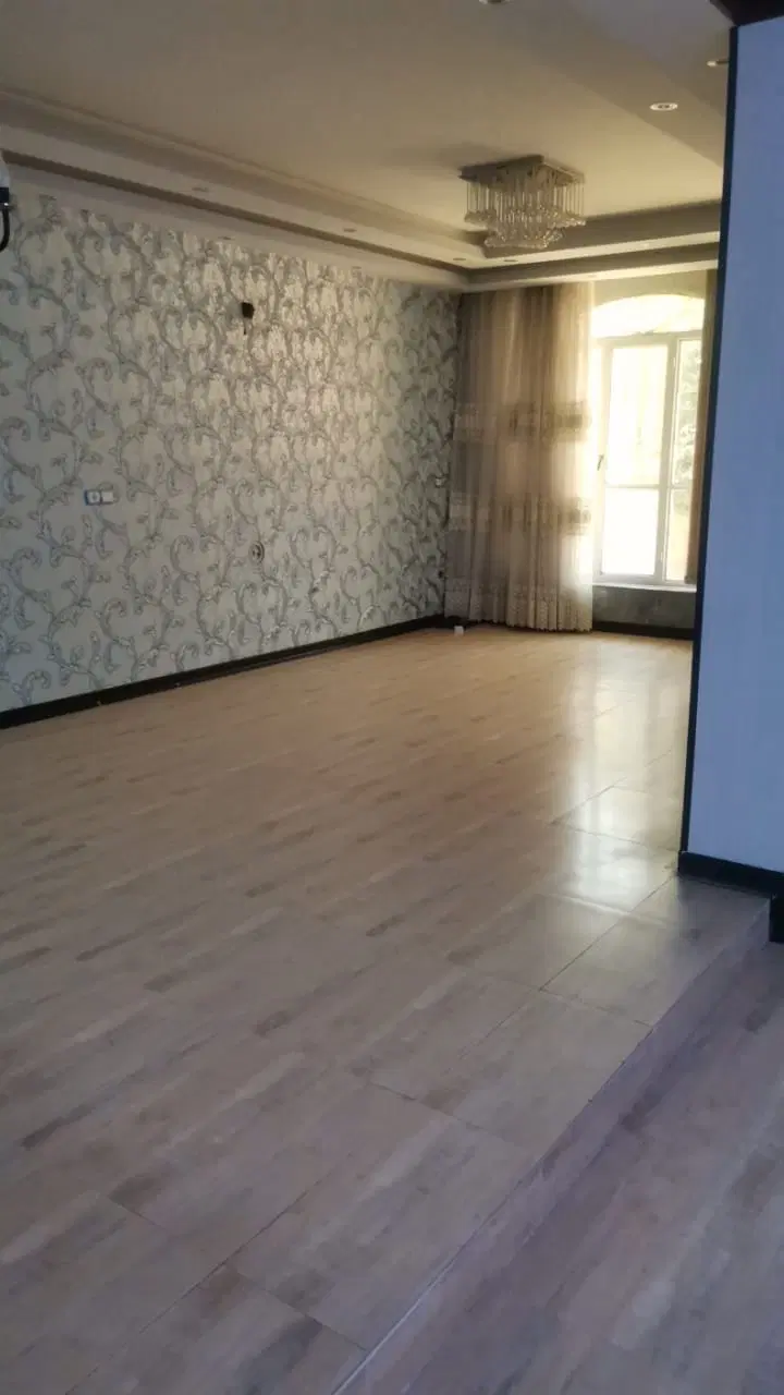 خانه روی طبقه همکف درب ساختمان ۳خواب