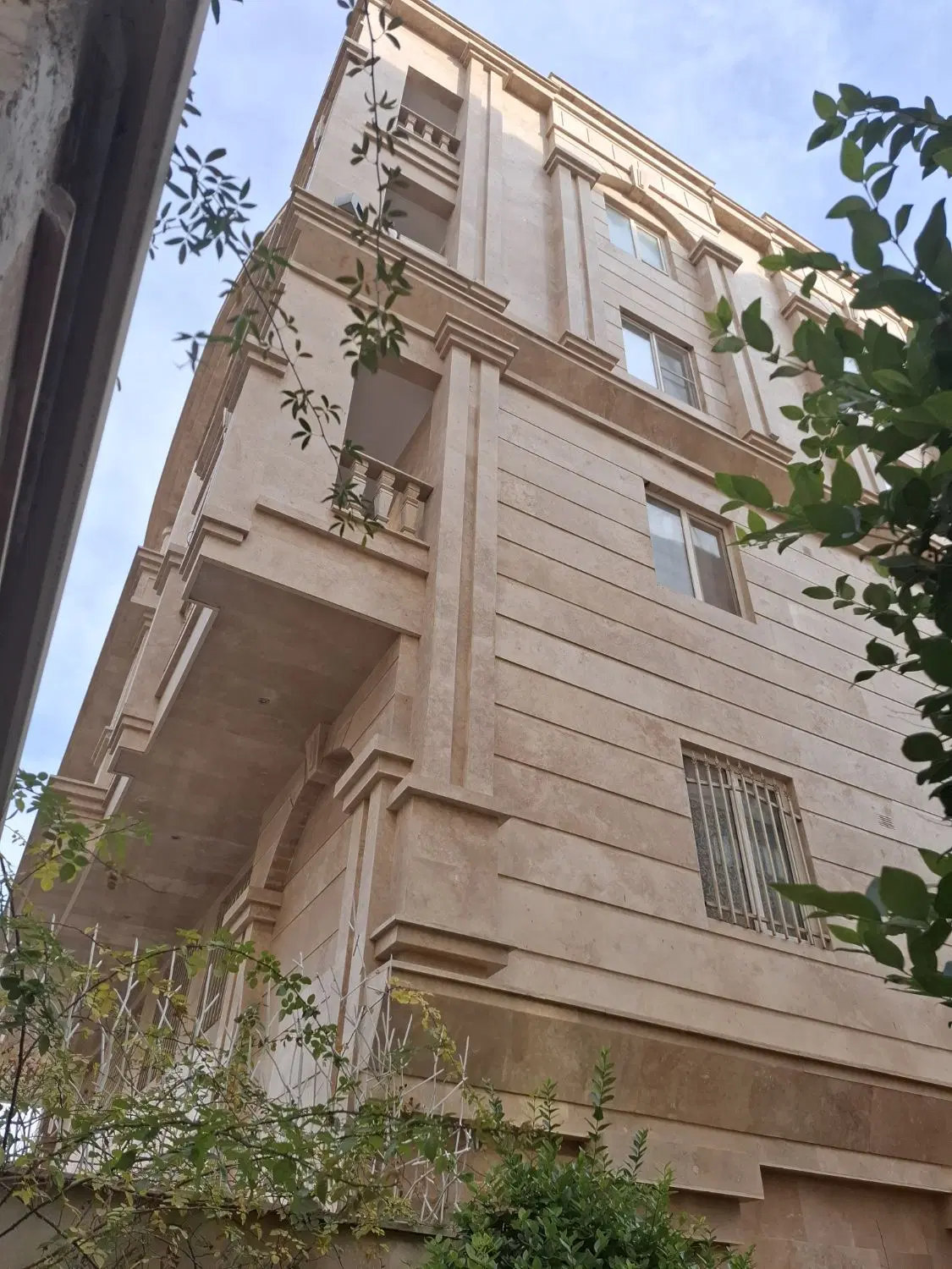 ۱۴۰ متر. طبقه آخر. کم واحد