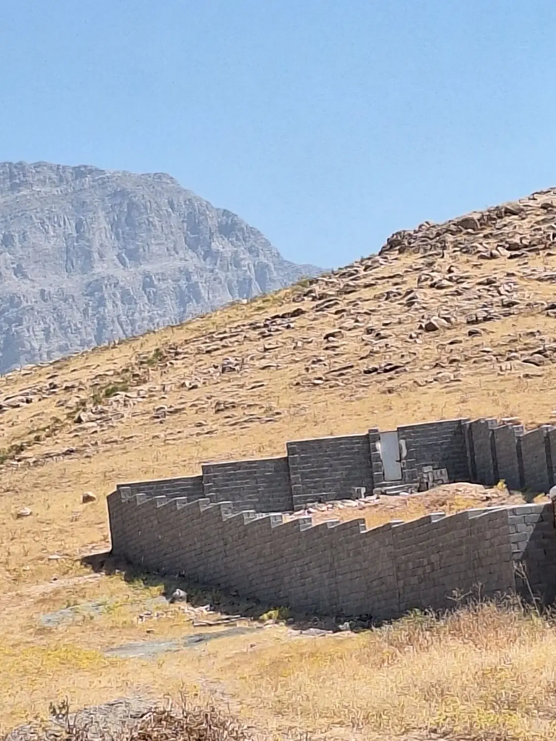 یک قطعه زمین دیوار کشی شده در روستای دهکبود