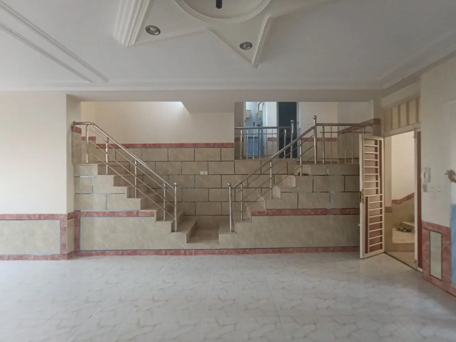 خانه طبقه دوم سه خواب آماده