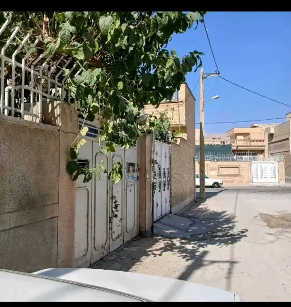 درب از حیاط ۲۲۰متری