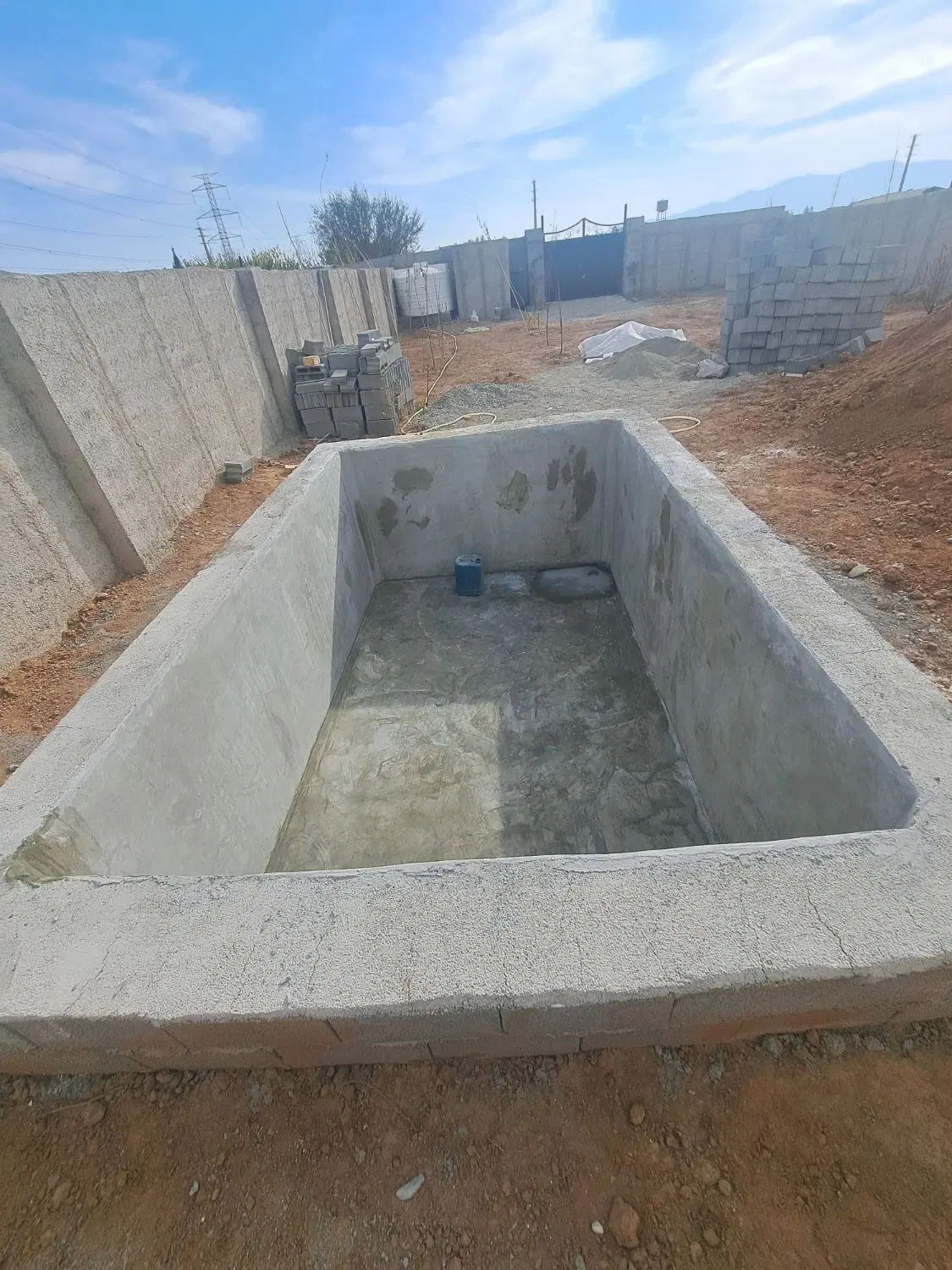باغچه چهار دیواری سیمان شده